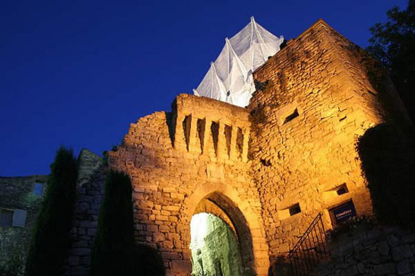 Ֆրանսիայի Միջնադարյան Ամրոցում Տեղադրվել Է «Քամու Տեսքով» Տաղավար