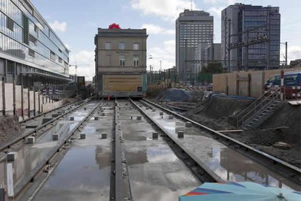 В Цюрихе по Рельсам Перевезли Здание Длиной 80 Метров