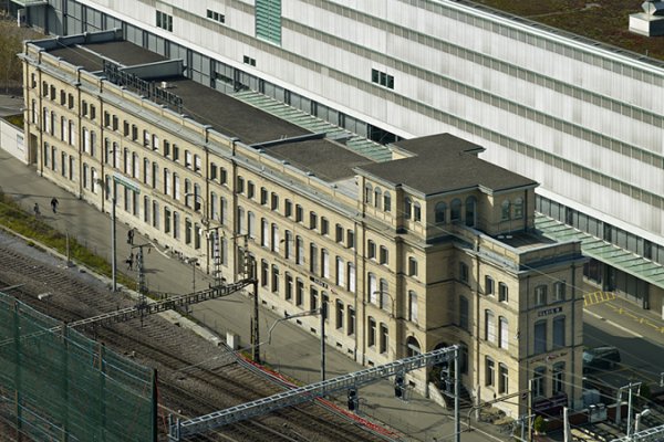 В Цюрихе по Рельсам Перевезли Здание Длиной 80 Метров