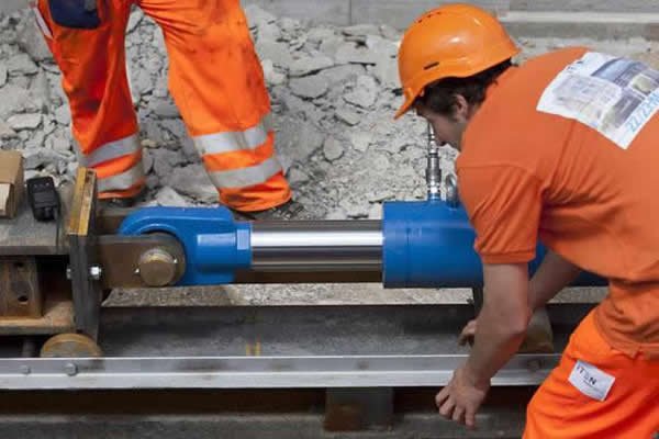 В Цюрихе по Рельсам Перевезли Здание Длиной 80 Метров