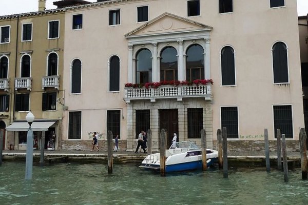 Италия Распродает Старинные Дворцы и Замки