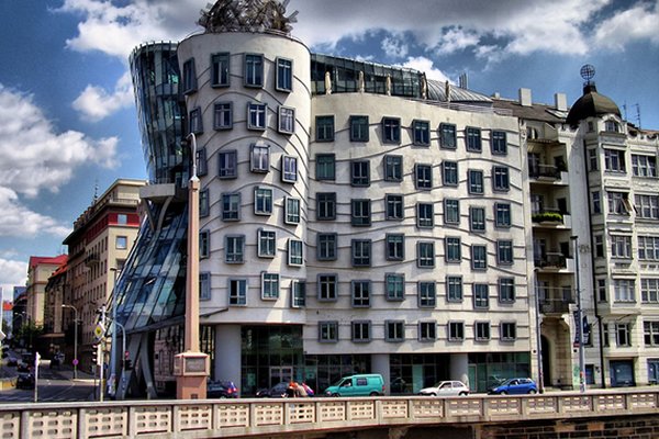 Знаменитый 'Танцующий Дом' в Праге Продан