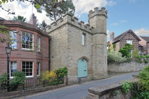 Британский Замок Выставили на Продажу по Цене Однокомнатной Квартиры