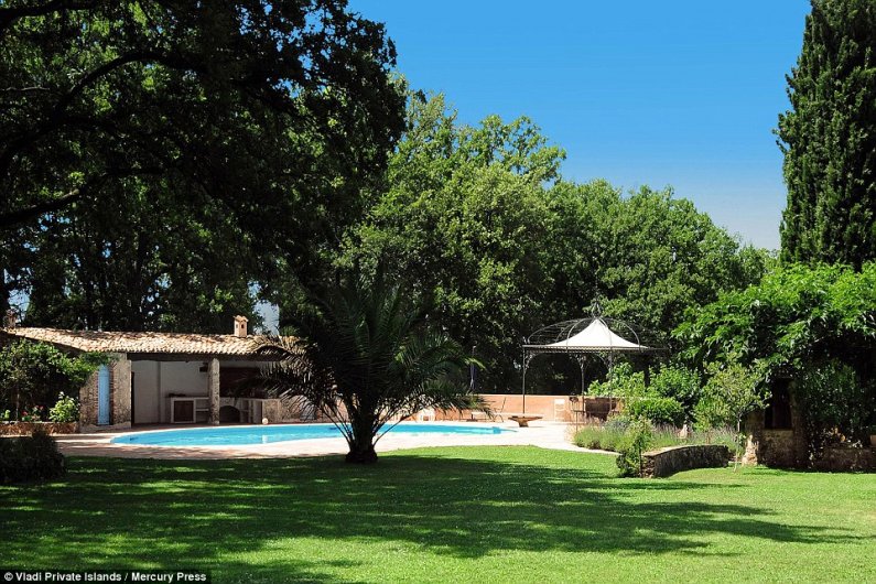 Former Home Of French Singer Edith Piaf Goes On The Market