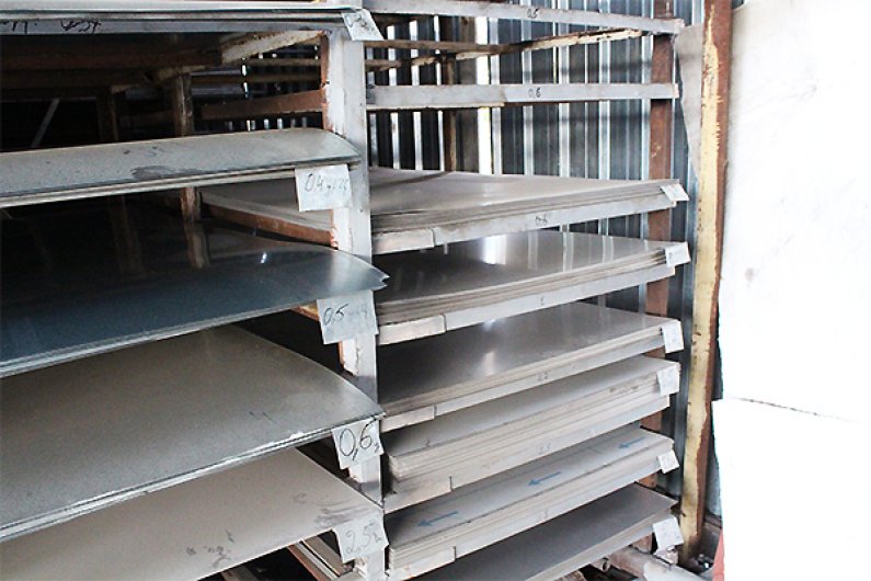 ցինկապատ, չժանգոտվող (ներժ) հարթ թիթեղներ