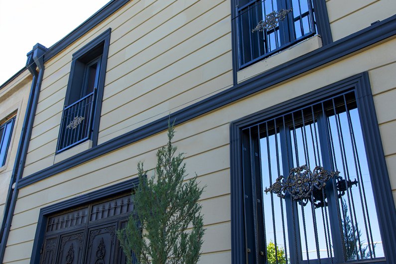 Stone-look facade panels